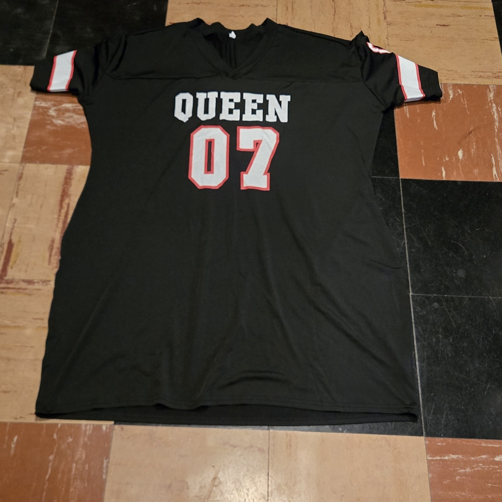 Black QUEEN 07 Short Sleeve Tee Misses Size 2XL Like New